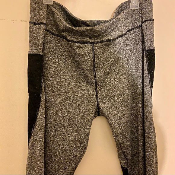 🆕Women’s plus grey leggings with pockets size 3X - Picture 10 of 13
